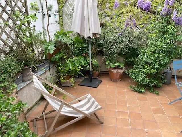 パリLarge Flat In Montmartre With Terraceアパートメント アパート