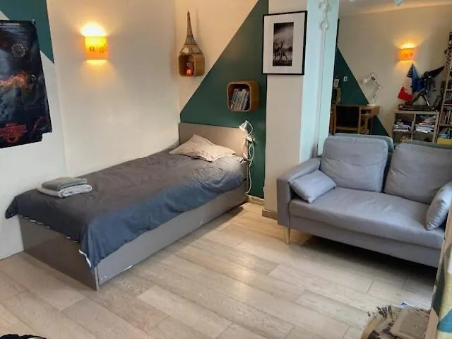 アパート パリLarge Flat In Montmartre With Terraceアパートメント フランス